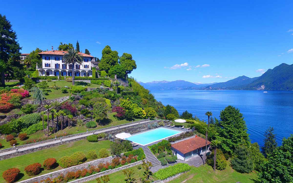 Beautiful Italian villa with gardens near the lake