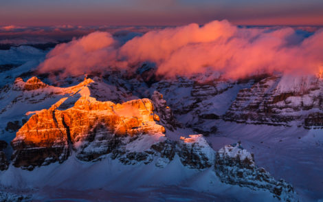 Vue fascinante sur les Dolomites au coucher du soleil