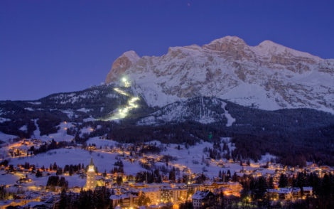 Cortina D'Ampezzo de nuit avec une vue panoramique