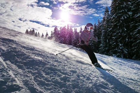 Homme profitant de vacances au ski dans les Alpes italiennes